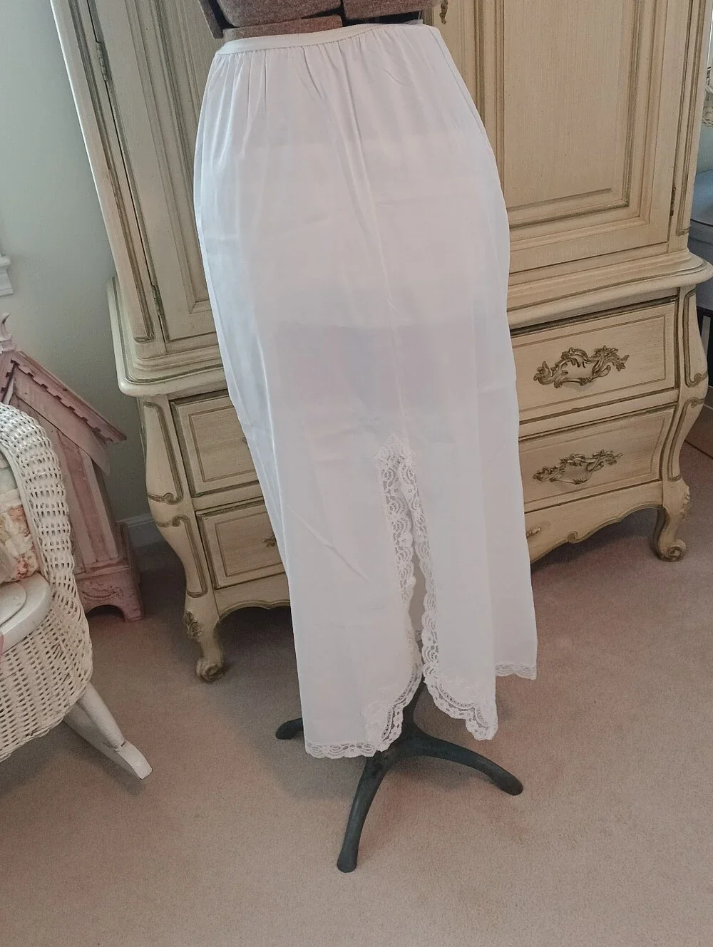 VINTAGE UNWORN "SHADOWLINE" LONG HALF SLIP W/ STUNNING BACK LACE TRIMMED SLIT! - Picture 3 of 11